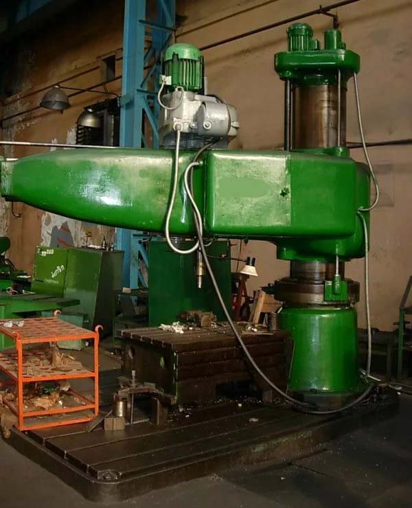 257 Загальний вигляд радіально-свердлильного верстата Загальний вигляд та органи керування радіально-свердлильного верстата 257